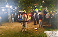 Рядом с «Площадью перемен» минчане собрались на импровизированный концерт