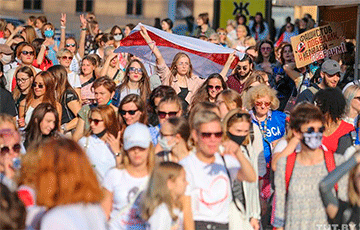 Belarusian Women Went to the Flower March (Online)