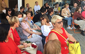 Hundreds Come To Creative Meeting With Protesting Theatre Actors In Hrodna