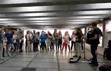 Minsk Residents Stood up for the Musicians Who Sang "Mury" in the Underpass