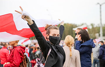 Колонна из десятков тысяч протестующих идет по Богдановича