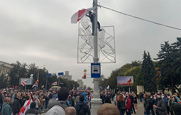 Белорус забрался на фонарный столб и установил бело-красно-белый флаг
