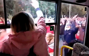 Протестующие на проспекте Независимости дают «пять» девушке в транспорте