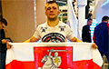 Белорусский боец отпраздновал победу на турнире ММА под бело-красно-белым флагом