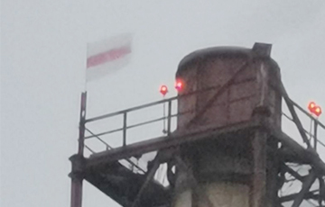 Над «Беларуськалием» развевается бело-красно-белый флаг