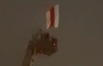 Жители улицы Некрасова в Минске отбили национальный флаг у лукашистов