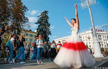 История белоруски, которая гуляет по Минску в свадебном бело-красно-белом платье