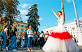 История белоруски, которая гуляет по Минску в свадебном бело-красно-белом платье