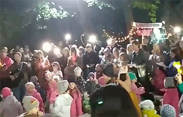 Видеофакт: Более сотни человек поют «Муры» в парке в Минске
