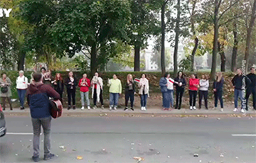 Участники цепи солидарности в Минске поют песню «Воины света»