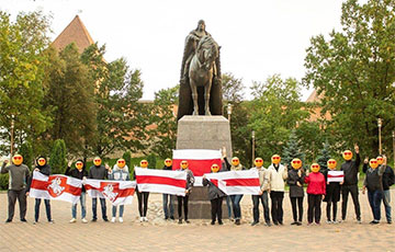 Лидчане вышли с национальными флагами к памятнику Гедымину