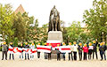 Лидчане вышли с национальными флагами к памятнику Гедымину