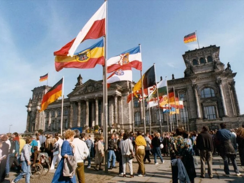 3 октября 1990. Рейхстаг Берлин 1990. Воссоединение Германии 1990. Рейхстаг воссоединение Германии. Объединение Германии 1990.