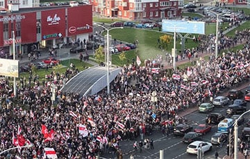 Аўтамабілісты прыцішваюцца на праспекце Дзяржынскага, каб адвезці людзей у цэнтр