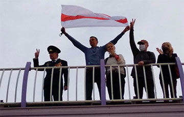 Дедушка в медалях приветствует колонну протестующих в Минске