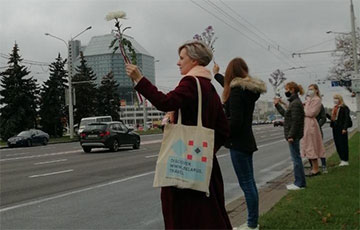 Жанчыны з кветкамі выходзяць на акцыі па ўсім Менску