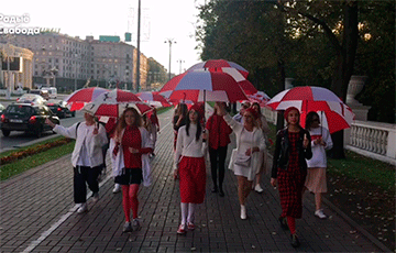 Беларускі з бел-чырвона-белымі парасонамі шпацыруюць па Менску