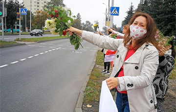 Людзі з кветкамі выйшлі на акцыю на Лагойскім тракце ў Менску