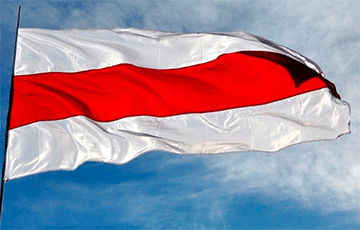 Партизаны вывесили огромный бело-красно-белый флаг в Минске