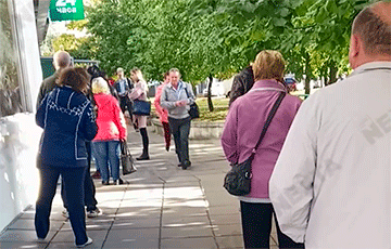 Belarusians Queueing To ATMs