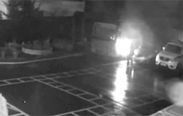 «Не та траектория»: СМИ нашли нестыковки в версии МВД об атаке коктейлями Молотова минского РУВД