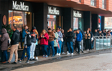 Minskers Queue To Flower Shop For Two Days To Support Shop Owner Who Was Brutally Detained