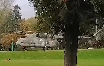В минском парке Победы приземлился вертолет Ми-8