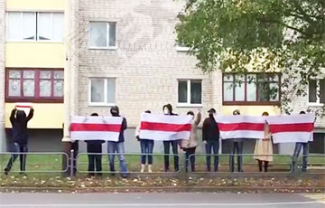 Жители Барановичей выстроились в цепь солидарности