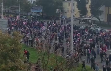 Тысячи протестующих в Минске идут по проспекту