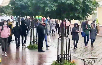 В Гродно протестующие гуляют по городу