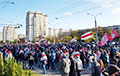 Многотысячная колонна протестующих в Минске находится возле универмага «Беларусь»
