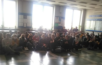 В главном корпусе БГУ около 100 студентов провели акцию протеста