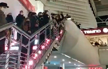 Белорусы исполнили «Магутны Божа» в торговом центре в Серебрянке