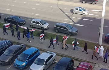 Минчане идут маршем по улице Тимирязева