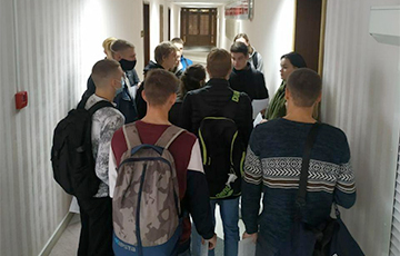 Students Of Belarusian State University Of Physical Culture ‘Lay Siege’ To Rector