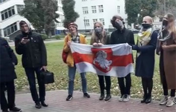 Студенты БГУ на акции протеста поют песню «Воины Света»