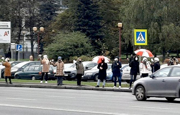 Minsk Residents Lined Up In Solidarity Chain Near Uskhod Metro Station