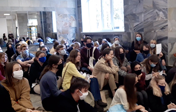 MGLU Students Hold "Sitting Strike" And Sing "Kupalinka"