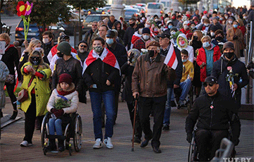 На Марше людей с инвалидностью скандировали «Выпускай» возле здания КГБ