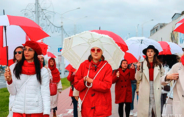 Фотофакт: Прогулка белорусок с бело-красно-белыми зонтами