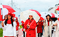 Белоруски с бело-красно-белыми зонтами прошлись по Минску