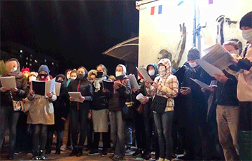 Minsk Residents Sing National Songs in Chorus on the "Square of Changes"