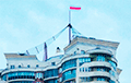 В ЖК «Мегаполис» вывесили огромный бело-красно-белый флаг