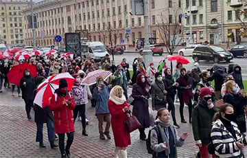 Женский Марш проходит по проспекту Независимости