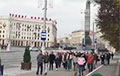 Минчане идут от Площади Победы в центр