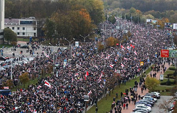 «Наша Нiва»: На Марш в Минске вышли более 200 тысяч протестующих