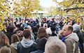 Брестчане собрались в центре города и скандируют «Жыве Беларусь!»
