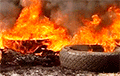 На улице Кальварийской в Минске горят автомобильные покрышки