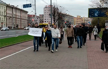 Колонна бастующих работников БелОМО идет по центру Минска