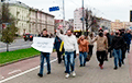 Колонна бастующих работников БелОМО идет по центру Минска